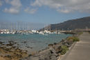 Isla Graciosa med havnen i Caleta del Sebo. Der var fine flydebroer, men ingen vand eller el på broerne. Bjergene ude til højre ligger på Lanzarote.