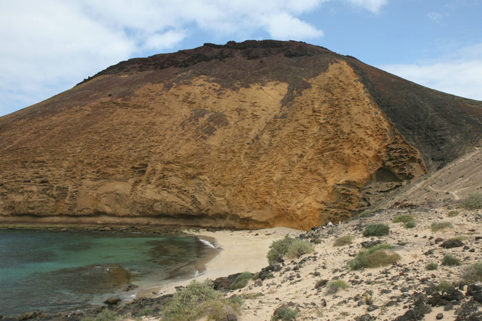 Vulkanen Montaña Amarilla på den vestlige side af Isla Graciosa. Sydsiden var fyldt med gashuller og havde nogle fantastisk flotte farver.