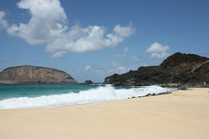Den flotte hvide sandstrand Playa de las Conchas på nordvest siden af Isla Graciosa. I baggrunden ses Isla de Montaña Clara, et fuglereservat.