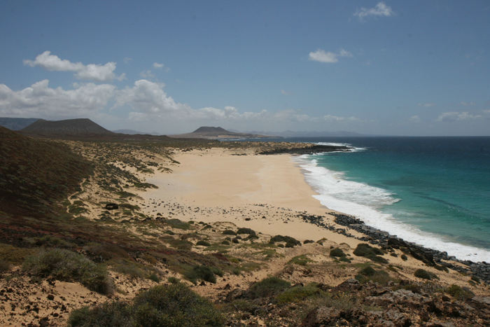 Playa de las Conchas på Isla Graciosa set oppe fra Morro de los Entraderos. Der var en flot brænding, den dag vi var der, så det var umuligt at bade.