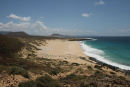 Playa de las Conchas på Isla Graciosa set oppe fra Morro de los Entraderos. Der var en flot brænding, den dag vi var der, så det var umuligt at bade.