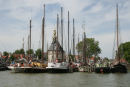 Fra Lemmer gik turen tværs over Ijsselmeer, gennem slusen ind på Markermeer og ind til Hoorn. Der er mange af de gamle både, der benyttes til charter, der har hjemhavn i Hoorn. Her er de fortøjet neden for Hoofdtoren. 