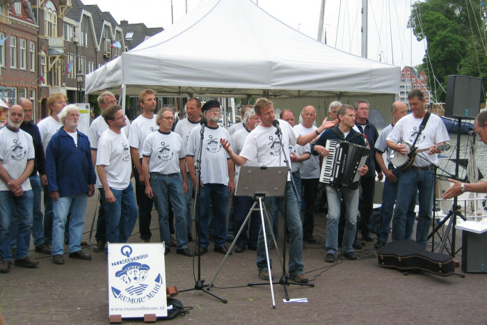 Da vi kom sejlende ind mod Hoorn, hørte vi sømandskor/-viser fra flere steder langs kajen. Det viste sig, at der var Shanty-festival i byen. 