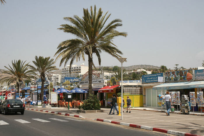 Agadir er en turistby. Det kunne lige så godt være Costa del Sol i Spanien. Langs den flotte strand ligger restauranterne på stribe.