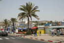 Agadir er en turistby. Det kunne lige så godt være Costa del Sol i Spanien. Langs den flotte strand ligger restauranterne på stribe.