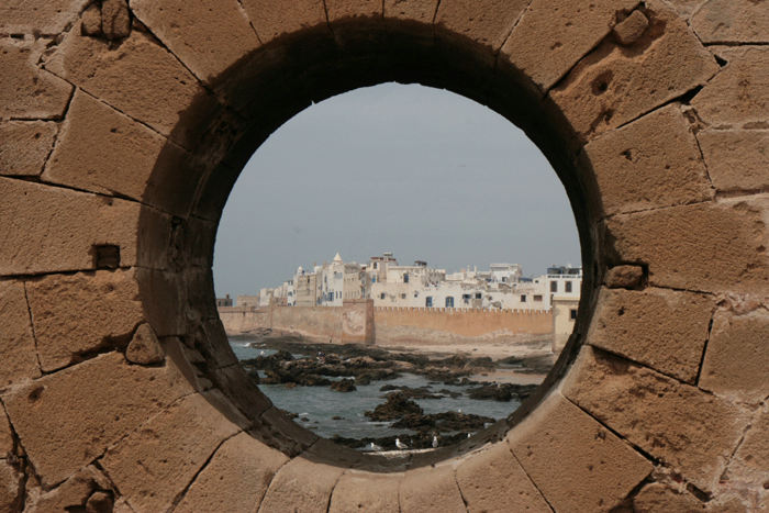 Medinaen i Essauoira, set gennem muren i fæstningen nede ved havnen. Hele den gamle bydel i Essauoira er et stort fæstningsværk. 