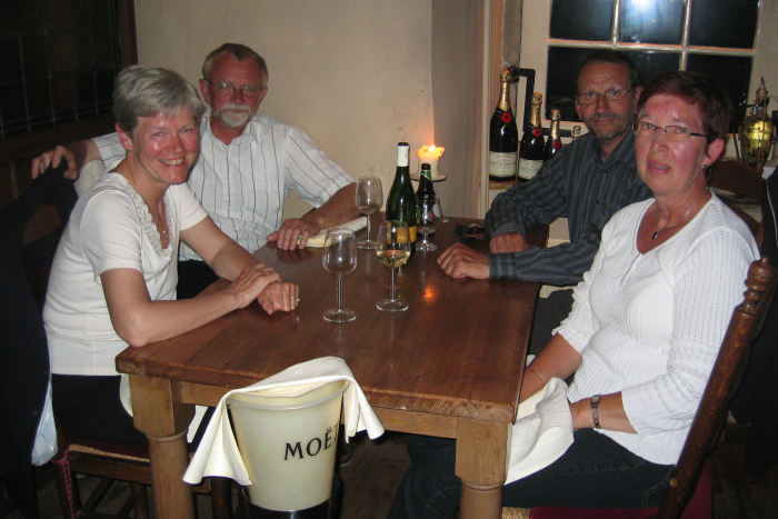 Margit og Jørn havde inviteret på middag, selv om det regnede kraftigt. Vi måtte have sejlertøjet på for at gå op til restauranten. Det blev på restaurant De Hoofdtoren, et rigtig hyggeligt sted med dejlig mad. 