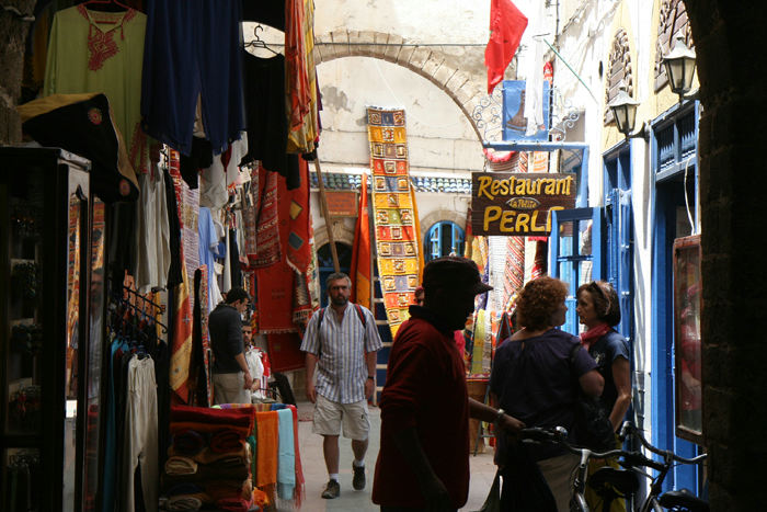 Medinaen i Essauoira er en typisk medina med smalle gader og forretninger, der sælger lidt af hvert. Her sælges tæpper og tøj.