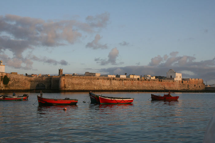 El Jadida er en interessant gammel portugisisk by, bygget op som et stort fæstningsanlæg. Der var ikke megen plads til lystbåde; vi lå uden på et par redningsbåde - det var OK.