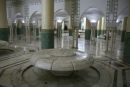 Under Mosqée Hassan II er der indrettet baderum, hvor hundreder kan ’bade’ samtidig. Man har et ritual, hvor man bader ansigtet, hænderne m.m. inden man går til bøn.   