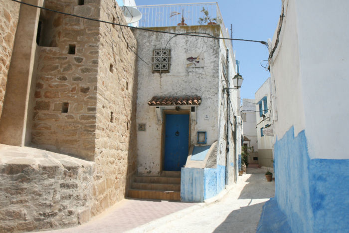 En af de smalle gader i Kasbah des Oudaïa. De fleste af husene er malet hvide med en blå kant forneden. 